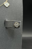 طقم وردات ذهب صافي ملون عيار 18 وزن 3.3 جرام