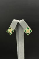 حلق وردة ذهب تصميم الماس عيار 18 وزن من 2.2 الى 3...