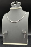 طقم مربعات ذهب ابيض تصميم الماس عيار 18 وزن 16.7 ج...