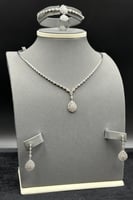 طقم ذهب ابيض دمعات تصميم الماس عيار 18 وزن 26.6 جر...