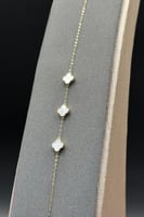 اسوارة ثلاث وردات ذهب مع صدف ابيض عيار 18 وزن 0.8...