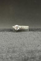 دبلة توينز ذهب ابيض مع فص سوليتير عيار 18 وزن 2.8...