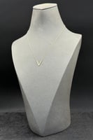 عقد شكل V ذهب صافي عيار 18 وزن من 0.5 الى 0.6 جرام