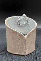 دبلة توينز ذهب ابيض مع فص سوليتير عيار 18 وزن 2.3...