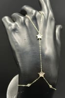 كف نجمة ذهب مع صدف ابيض عيار 18 وزن من 1.2 الى 1.3...