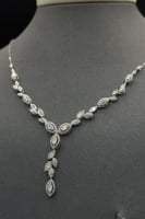 طقم دمعة ذهب ابيض تصميم الماس عيار 18 وزن 9.1 جرام