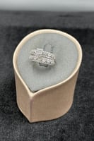 دبلة توينز ذهب ابيض مع باقيت تصميم الماس عيار 18 و...