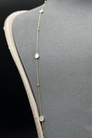 شال دائري مع دمعة ذهب مع صدف ابيض عيار 18 وزن 3.65...