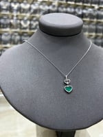 تعليقة الماس مع ذهب أبيض بتصميم قلوب فخم ملون بمين...