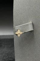 طقم اطفال زهرة ذهب تصميم الماس عيار 18 وزن من 2.1...