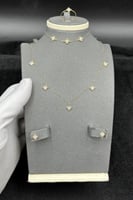 طقم زهرات ذهب تصميم الماس عيار 18 وزن 2.9 جرام