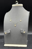 طقم اطفال وردة ذهب تصميم الماس عيار 18 وزن 1.8 جرا...