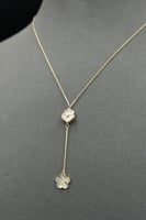 عقد وردتين ذهب مع صدف ملون عيار 18 وزن من 1.2 الى...