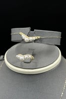 طقم V ذهب مع لؤلؤ عيار 18 وزن 6.5 جرام