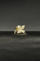 حلق وردة ذهب تصميم الماس عيار 18 وزن 1.2 جرام