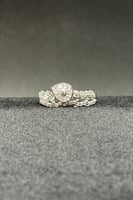 اسوارة مع خاتم ذهب ابيض عيار 18 بتصميم الماس وزن 7...