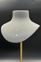 عقد وردة دورين ذهب تصميم الماس عيار 18 وزن من 1.1...