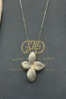 شال وردة ذهب تصميم الماس عيار 18 وزن 3.5 الى 3.6 ج...