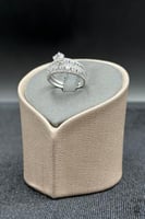 دبلة توينز ذهب ابيض مع فص سوليتير عيار 18 وزن 2.3...