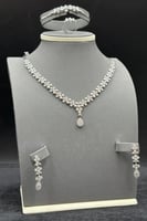 طقم ذهب ابيض للعروس عيار 18 وزن 18.9 جرام