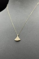 عقد مثلث ذهب تصميم الماس عيار 18 وزن من 0.7 الى 0....