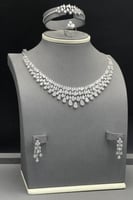 طقم دمعات مع باقيت ذهب ابيض تصميم الماس عيار 18 وز...