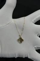 عقد وردة ذهب صافي عيار 18 وزن من 2.2 الى 2.3 جرام