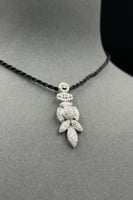 تعليقة ذهب ابيض مع باقيت تصميم الماس عيار 18 وزن 4...