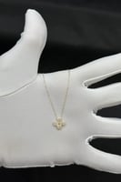 عقد وردة ذهب تصميم الماس عيار 18 وزن 0.8 جرام