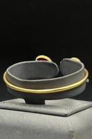 اسوارة خنفساء ذهب مع صدف ملون عيار 18 وزن 8.9 جرام