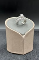 دبلة توينز ذهب ابيض مع باقيت تصميم الماس عيار 18 و...