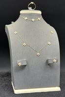 طقم وردة ذهب تصميم الماس عيار 18 وزن من 2.9 الى 3...