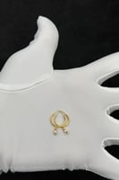 حلق ذهب مع صدف ابيض عيار 21 وزن من 0.5 الى 0.6 جرا...