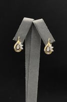 حلق وردة مع باقيت ذهب تصميم الماس عيار 18 وزن 2.1...