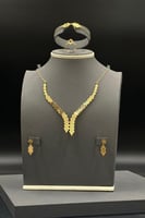 طقم ذهب عيار 21 بتصميم معينات يخطف الأنظار