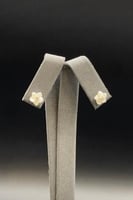 حلق وردة صدف ابيض ذهب تصميم الماس