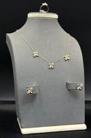 طقم اطفال وردة ذهب تصميم الماس عيار 18 وزن 2.7 جرا...