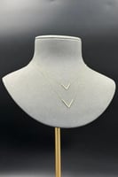 عقد V دورين ذهب تصميم الماس عيار 18 وزن من 0.8 الى...