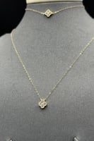 طقم ذهب فان كليف عيار 18 زهرة الحظ وزن من 2.2 إلى...