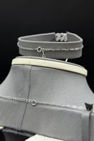 طقم وردة ذهب ابيض تصميم الماس عيار 18 وزن 10.2 جرا...