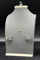 طقم اطفال زهرة ذهب تصميم الماس عيار 18 وزن 1.4 جرا...