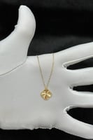 عقد وردة ذهب صافي عيار 21 وزن من 1.1 الى 1.2 جرام