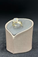 دبلة ذهب تصميم الماس مع فص سوليتير عيار 18 وزن من...