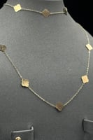 طقم ذهب عيار 18 مزين بورود فخمة الوزن 1.6 جرام