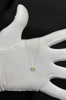 عقد وردة ذهب صافي عيار 18 وزن 0.7 جرام