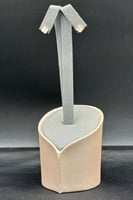 حلق وردة ذهب مع صدف ملون عيار 18 وزن 0.9 جرام