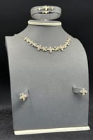 طقم وردة ذهب تصميم الماس عيار 18 وزن 11.1 جرام