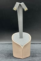 حلق وردة ذهب تصميم الماس عيار 18 وزن 0.9 جرام