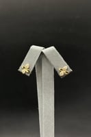 حلق وردة ذهب تصميم الماس عيار 18 وزن 0.9 جرام