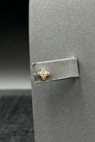 طقم زهرات ذهب تصميم الماس عيار 18 وزن 2.9 جرام